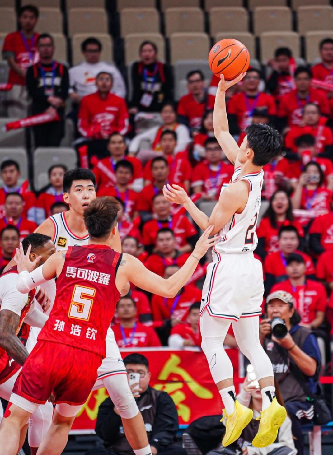 广东队再胜新疆男篮,继续保持不败之身 广东队再胜新疆男篮,继续保持不败之身