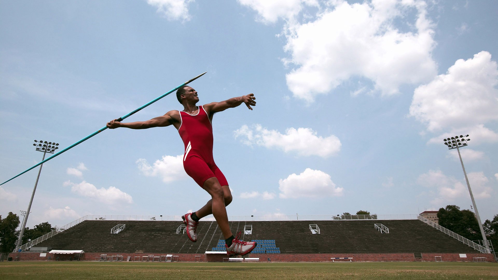 从西班牙血拼到摩纳哥奇迹,苏亚雷斯如何成为改变格局的关键先生